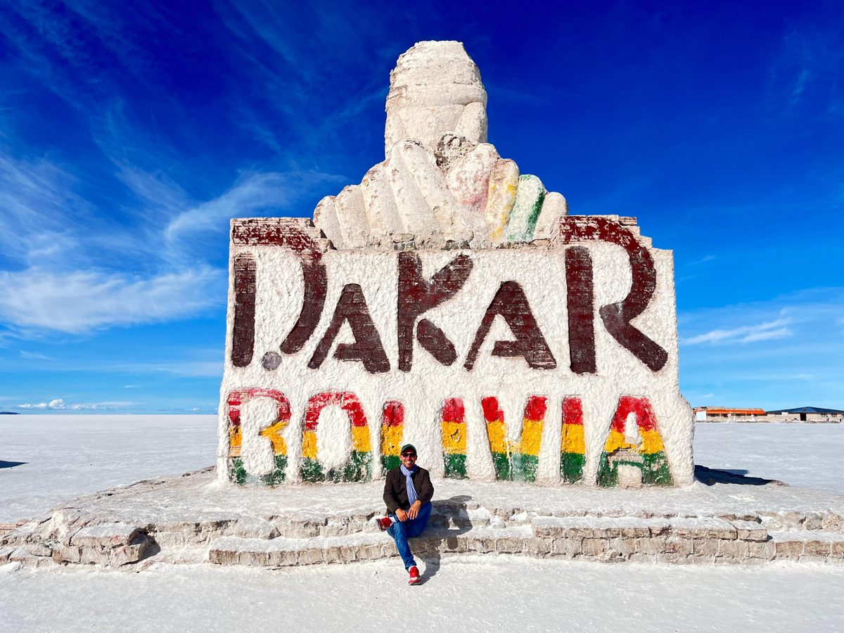 Monumento do Dakar no deserto de sal do Salar de Uyuni