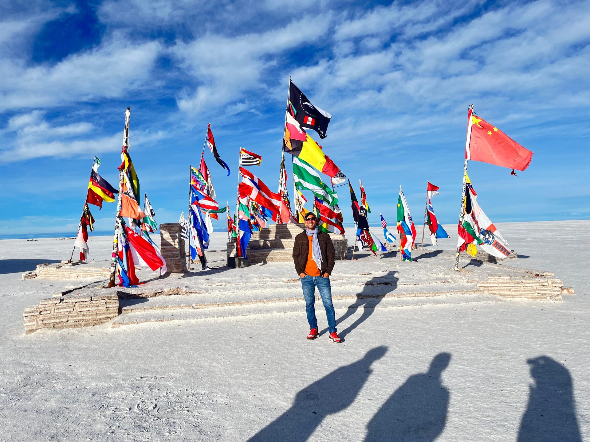 Deserto de sal branco do Salar de Uyuni com as bandeiras